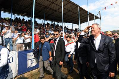 Millî Savunma Bakanı Hulusi Akar, “Geleneksel Kurtdereli Mehmet Pehlivan Güreşleri”ni Seyretti